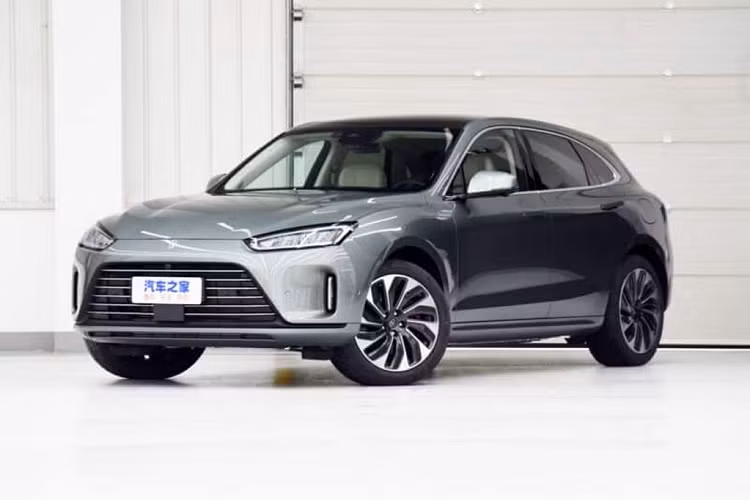 Chiếc SUV cỡ trung Aito M5 PHEV chạy điện mới này được trang bị hệ thống truyền động plug-in hybrid và sở hữu các tính năng công nghệ mới nhất bao gồm hệ thống thông tin giải trí của Huawei.