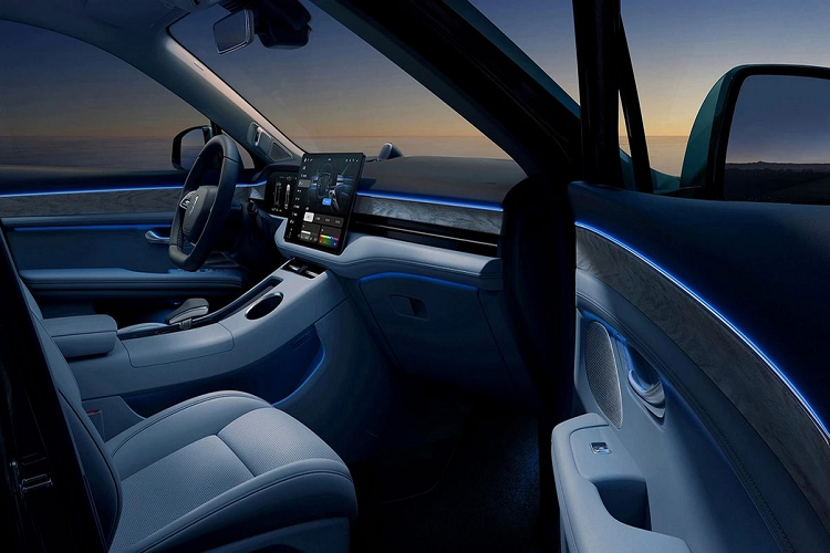 Aito M5 sử dụng khung gầm hoàn toàn bằng nhôm Seres và đi kèm với ba mức công suất khác nhau gồm 272 mã lực, 428 mã lực và 496 mã lực. Trong đó, bản thấp nhất sử dụng 1 động cơ điện duy nhất đặt ở trục sau, còn hai bản cao hơn là hệ dẫn động 2 cầu với 2 mô-tơ điện chia đều cho mỗi trục.