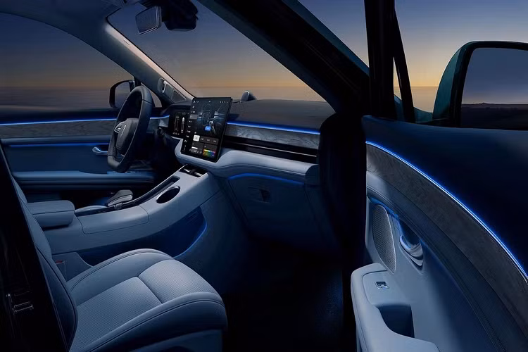 Aito M5 sử dụng khung gầm hoàn toàn bằng nhôm Seres và đi kèm với ba mức công suất khác nhau gồm 272 mã lực, 428 mã lực và 496 mã lực. Trong đó, bản thấp nhất sử dụng 1 động cơ điện duy nhất đặt ở trục sau, còn hai bản cao hơn là hệ dẫn động 2 cầu với 2 mô-tơ điện chia đều cho mỗi trục.