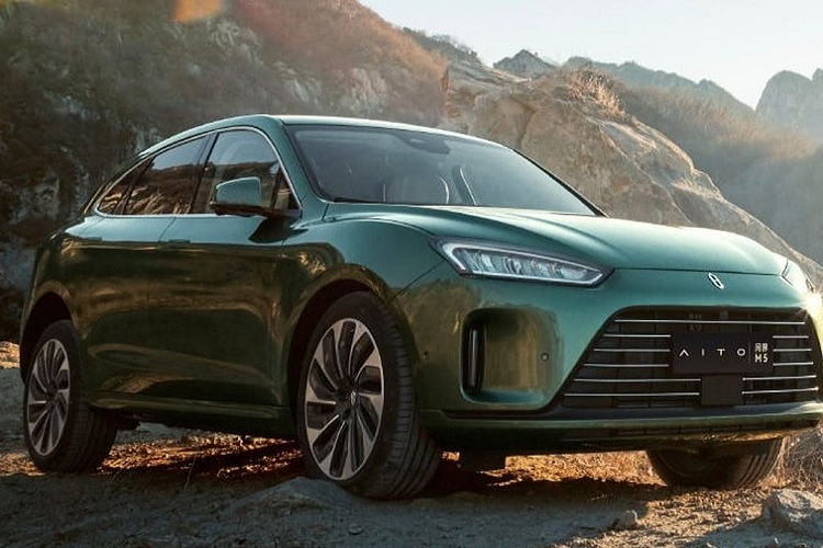 Vào tháng 12/2021, hãng Huawei đã hé lộ mẫu SUV có tên M5 tại Trung Quốc và bây giờ mới là thời điểm ra mắt chính thức của mẫu xe này. Aito M5 PHEV 2023 mới là kết quả của sự hợp tác giữa hai ông lớn Seres/Sokon và Huawei. Trong đó, Huawei chịu trách nhiệm cung cấp “bộ não” cho xe, còn Seres đảm nhận khâu sản xuất.