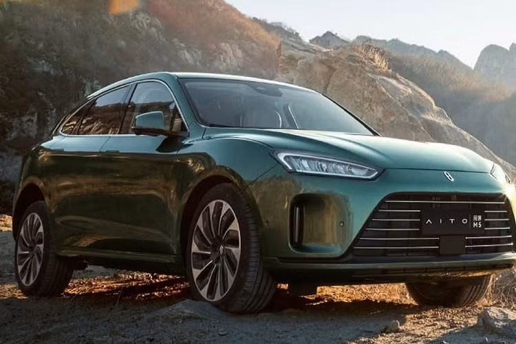 Vào tháng 12/2021, hãng Huawei đã hé lộ mẫu SUV có tên M5 tại Trung Quốc và bây giờ mới là thời điểm ra mắt chính thức của mẫu xe này. Aito M5 PHEV 2023 mới là kết quả của sự hợp tác giữa hai ông lớn Seres/Sokon và Huawei. Trong đó, Huawei chịu trách nhiệm cung cấp “bộ não” cho xe, còn Seres đảm nhận khâu sản xuất.