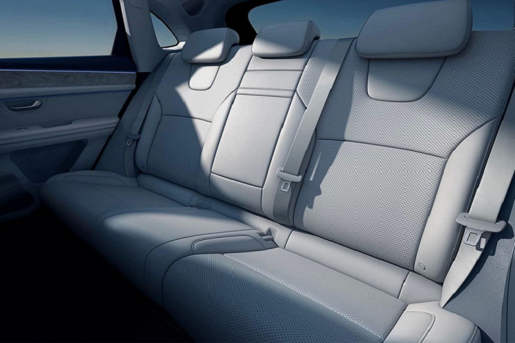 Khi kết hợp cùng động cơ xăng và pin sạc đầy, Aito M5 có thể di chuyển được tổng quãng đường lên đến 1.100 km, loại bỏ những quan ngại về khả năng di chuyển của xe điện.