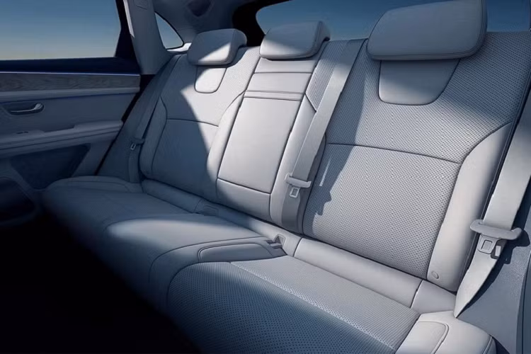 Khi kết hợp cùng động cơ xăng và pin sạc đầy, Aito M5 có thể di chuyển được tổng quãng đường lên đến 1.100 km, loại bỏ những quan ngại về khả năng di chuyển của xe điện.