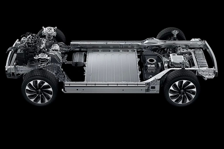 Bước vào trong cabin, Huawei Aito M5 có điểm nhấn đáng chú ý là màn hình cảm ứng trung tâm 15,6 inch tích hợp hệ thông tin giải trí Huawei Harmony OS.