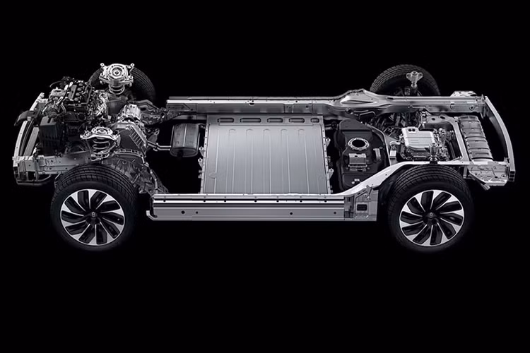 Bước vào trong cabin, Huawei Aito M5 có điểm nhấn đáng chú ý là màn hình cảm ứng trung tâm 15,6 inch tích hợp hệ thông tin giải trí Huawei Harmony OS.