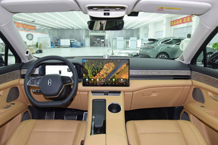 Về thiết kế, không thể phủ nhận rằng ở góc độ nào đó thì Aito M5 khá giống Porsche Macan, đặc biệt là khi nhìn vào lưới tản nhiệt, vị trí của đèn pha, viền cửa sổ, hông và đèn hậu. Aito M5 có kích thước chiều dài là 4.770 mm, chiều rộng 1.930 mm, chiều cao 1.625 mm và chiều dài cơ sở là 2880 mm.