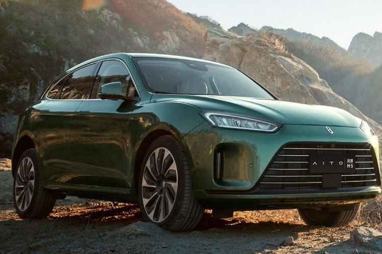 Aito M5 trông giống như mẫu xe phát triển của Seres SF5 EV ra mắt vào năm 2019 với đèn pha LED, nắp ca-pô và hình dáng tổng thể giống hệt nhau. Tuy nhiên, khung thân xe đã được làm lại phần lớn, bao gồm cả cản trước hay hốc hút gió cỡ lớn mới.