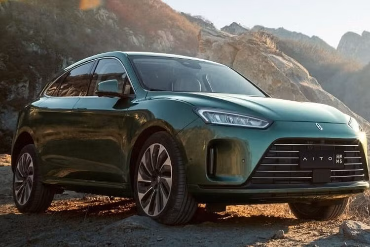 Aito M5 trông giống như mẫu xe phát triển của Seres SF5 EV ra mắt vào năm 2019 với đèn pha LED, nắp ca-pô và hình dáng tổng thể giống hệt nhau. Tuy nhiên, khung thân xe đã được làm lại phần lớn, bao gồm cả cản trước hay hốc hút gió cỡ lớn mới.