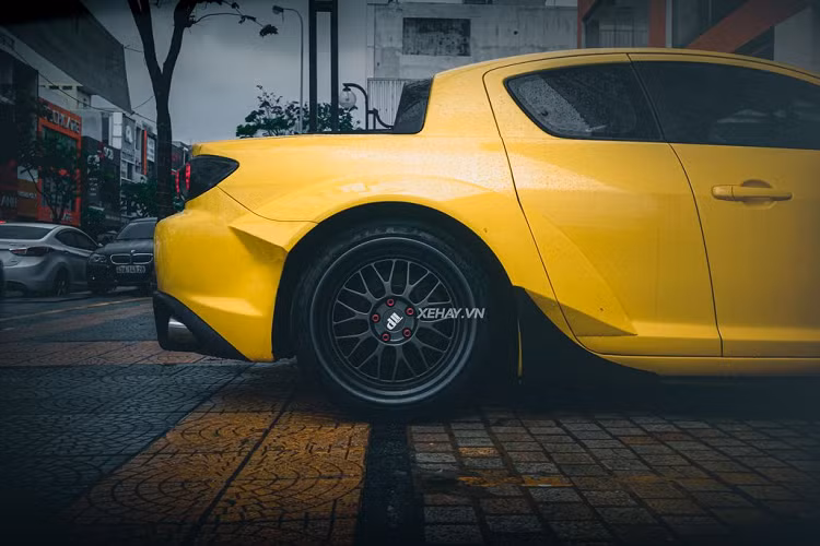 Dẫn động cầu sau, hiệu năng ấn tượng cùng tỉ lệ trọng lượng trước-sau là 50:50 khiến Mazda RX-8 huyền thoại được nhiều tín đồ tốc độ lựa chọn làm xe drift.