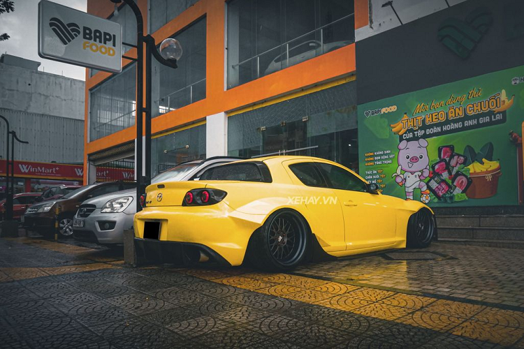 Xe mang ngôn ngữ thiết kế đặc trưng của Mazda với các đường nét mềm mại cùng lưới tản nhiệt “miệng cười” trẻ trung, khỏe khoắn. Ngoài ra, Mazda RX-8 trong bài còn được chủ nhân trang bị widebody để tăng thêm tính hầm hố, thể thao. Xe sở hữu bộ mâm VSXX kích thước 18 inch Custom Forged.