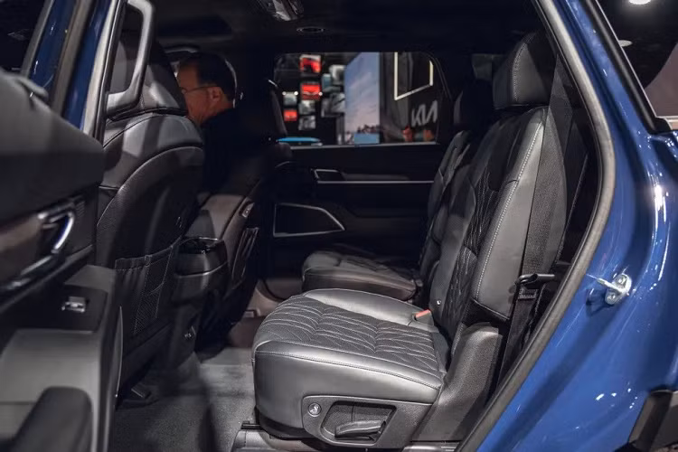 Ngay cả trang bị an toàn của mẫu crossover cỡ lớn này cũng được nâng cấp với hệ thống nhận diện biển báo giao thông, tránh va chạm phía trước và ở giao lộ cũng như hệ thống kiểm soát hành trình dựa trên hệ thống định vị.