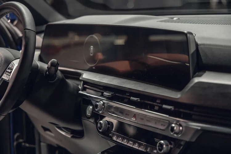 Những trang bị đáng chú ý khác của Kia Telluride 2023 bao gồm cửa cốp chỉnh điện với tính năng tự động đóng, gương chiếu hậu kỹ thuật số bên trong xe, công nghệ khóa kỹ thuật số cho phép người lái mở cửa/khóa cửa bằng đồng hồ hoặc điện thoại thông minh và hệ thống WiFi có thể kết nối với 5 thiết bị cùng lúc. Hệ thống thông tin giải trí và bản đồ của xe còn có thể cập nhật phần mềm qua WiFi.