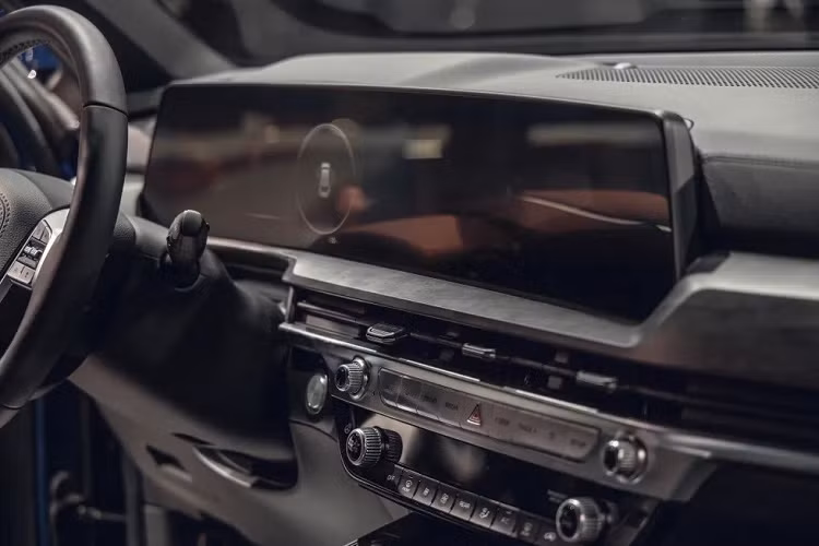 Những trang bị đáng chú ý khác của Kia Telluride 2023 bao gồm cửa cốp chỉnh điện với tính năng tự động đóng, gương chiếu hậu kỹ thuật số bên trong xe, công nghệ khóa kỹ thuật số cho phép người lái mở cửa/khóa cửa bằng đồng hồ hoặc điện thoại thông minh và hệ thống WiFi có thể kết nối với 5 thiết bị cùng lúc. Hệ thống thông tin giải trí và bản đồ của xe còn có thể cập nhật phần mềm qua WiFi.