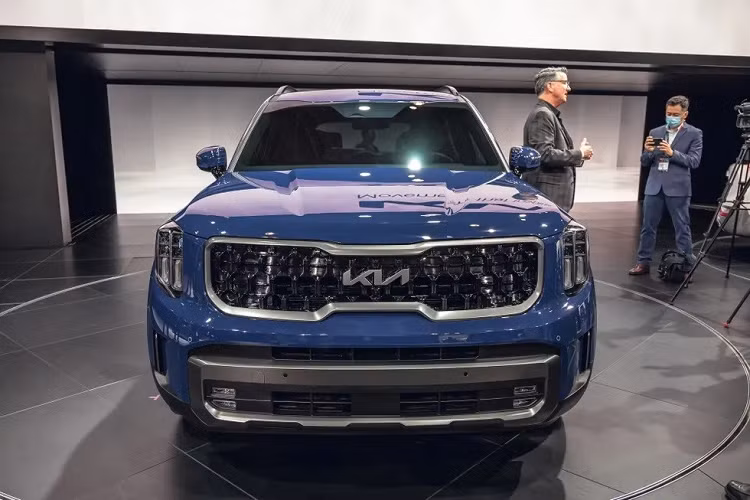 Trên đầu xe, Kia Telluride 2023 được bổ sung lưới tản nhiệt "mũi hổ" đặc trưng nhưng đã được cải tiến ở phần mắt lưới bên trong và cụm đèn pha nằm dọc, dùng bóng LED tiêu chuẩn. Tiếp đến là cản trước mới với viền hình chữ nhật dày dặn, sơn màu bạc và bao quanh hốc gió trung tâm. Nằm hai bên hốc gió trung tâm là đèn sương mù mới với thiết kế 4 bóng vuông vắn như viên đá.