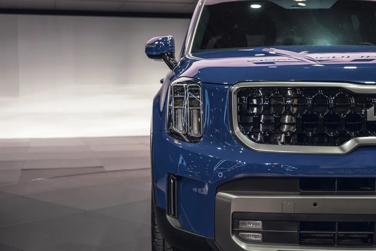 Bên sườn, mẫu xe SUV Kia Telluride 2023 có thêm bậc cửa và vành la-zăng mới. Trong khi đó, đằng sau xe xuất hiện đèn hậu LED nằm dọc như phiên bản cũ nhưng thay đổi tạo hình bên trong. Tương tự cản trước, cản sau của mẫu xe này cũng được cải tiến thiết kế, tích hợp đèn phản quang mới, tạo cảm giác như nối với đèn hậu.