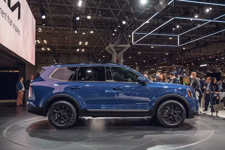 Hiện giá xe Kia Telluride 2023 tại thị trường Mỹ vẫn chưa được công bố. Theo kế hoạch, Kia Telluride sẽ được đưa về bán ở Việt Nam trong năm nay, cùng với 3 người anh em cùng thương hiệu là EV6, Sportage và Sorento PHEV.