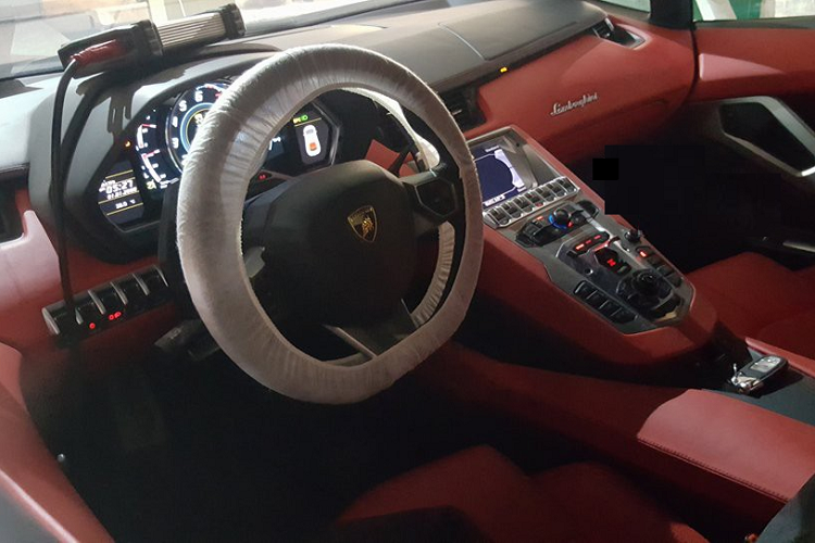 So với hàng chục siêu xe Lamborghini Aventador LP700-4 đang lăn bánh tại dải đất hình chữ S này, siêu bò mới về Huế định cư có điểm nhấn ấn tượng ở body kit 50º Anniversario, vốn là 1 chiếc siêu xe chỉ có 200 xe sản xuất trên toàn thế giới. Ngoại hình xe sẽ có sự đầu tư ở cản va trước/sau, nẹp sườn cùng logo LP720-4 và con số 50 xuất hiện để nhận biết phiên bản Lamborghini Aventador LP720-4 50º Anniversario.