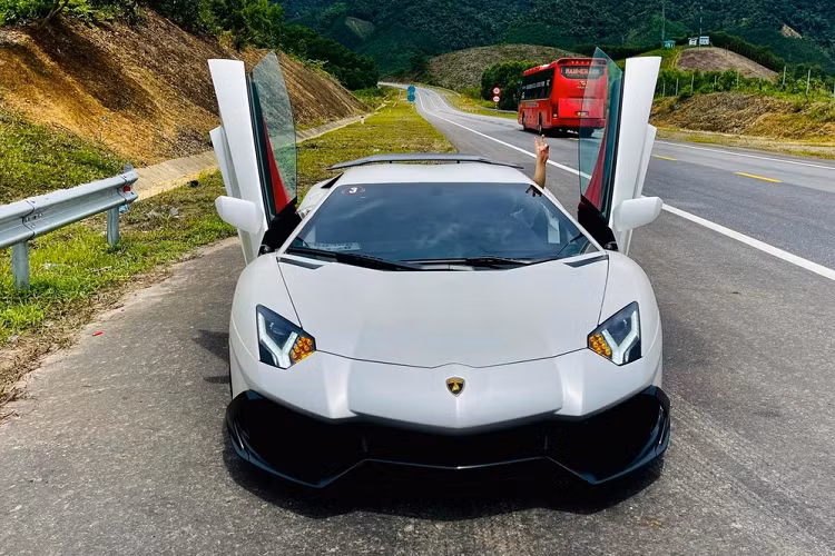 Dù xuất hiện tại Đà Nẵng nhưng chủ nhân của chiếc siêu xe Lamborghini Aventador độ body kit LP720-4 50º Anniversario độc nhất Việt Nam lại đến từ Huế và thỉnh thoảng mới mang vào Thành phố để dạo chơi. Đây hiện là chiếc siêu xe Lamborghini Aventador hiếm hoi tại miền Trung.