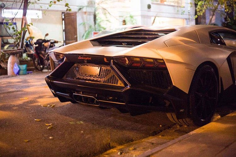 Không chỉ mang gói độ body kit LP720-4 50º Anniversario, chiếc siêu xe Lamborghini Aventador LP700-4 tại Huế định cư còn được độ lại nội thất với chất liệu da Alcantara màu đỏ và đen cùng nhiều chi tiết được bọc carbon lại. Giá xe Lamborghini Aventador LP700-4 độ body kit LP720-4 50º Anniversario về Huế định cư không được tiết lộ nhưng 1 số nguồn tin cho biết, xe có giá trải nghiệm không quá 12 tỷ đồng.