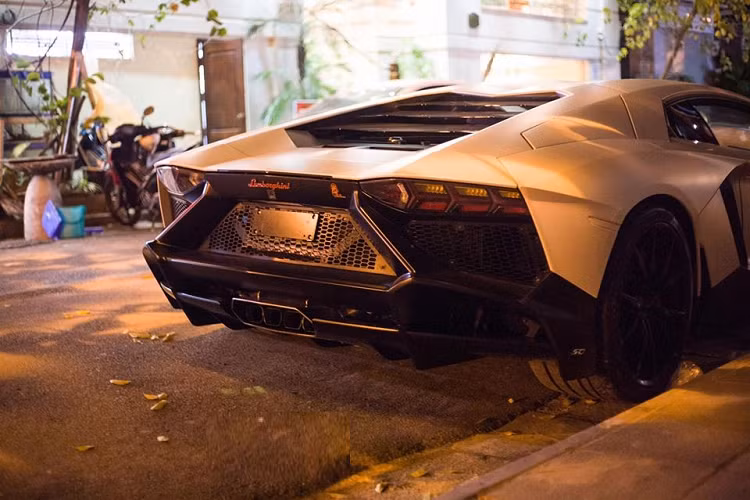 Không chỉ mang gói độ body kit LP720-4 50º Anniversario, chiếc siêu xe Lamborghini Aventador LP700-4 tại Huế định cư còn được độ lại nội thất với chất liệu da Alcantara màu đỏ và đen cùng nhiều chi tiết được bọc carbon lại. Giá xe Lamborghini Aventador LP700-4 độ body kit LP720-4 50º Anniversario về Huế định cư không được tiết lộ nhưng 1 số nguồn tin cho biết, xe có giá trải nghiệm không quá 12 tỷ đồng.