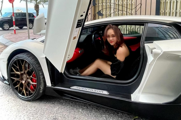 Mãi đến nay, trên mạng xã hội đã xuất hiện những hình ảnh về chiếc siêu xe Lamborghini Aventador LP700-4 độ body kit LP720-4 50º Anniversario lăn bánh tại Huế, điều khiến là 1 nam thanh niên còn khá trẻ tuổi. Trong khi đó, trên mạng xã hội từng xuất hiện nhiều người đẹp khoe chụp ảnh cùng chiếc Lamborghini Aventador LP700-4 độ body kit LP720-4 50º Anniversario này.