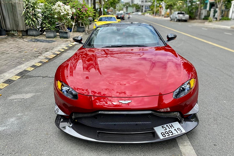 Người mua chiếc xe thể thao Aston Martin V8 Vantage cũng từng thu gom nhiều ôtô cũng như xe phân khối lớn của Minh Nhựa. Vị này chia sẻ, sau 1 năm về garage của chủ nhân Pagani Huayra, chiếc xe thể thao đến từ Anh quốc chỉ mới lăn bánh quãng đường dài 490 km.