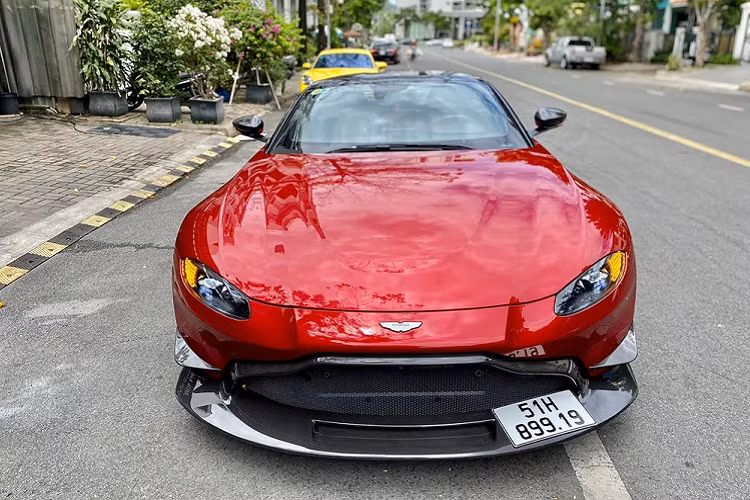 Người mua chiếc xe thể thao Aston Martin V8 Vantage cũng từng thu gom nhiều ôtô cũng như xe phân khối lớn của Minh Nhựa. Vị này chia sẻ, sau 1 năm về garage của chủ nhân Pagani Huayra, chiếc xe thể thao đến từ Anh quốc chỉ mới lăn bánh quãng đường dài 490 km.