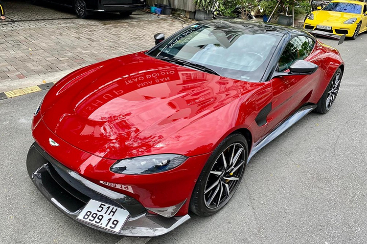 Mãi đến nay, khi 1 người chuyên mua bán xe ôtô đã qua sử dụng đăng tin rao bán chiếc xe Aston Martin V8 Vantage màu đỏ, giới mê xe mới tin rằng chủ nhân của Pagani Huayra đã chia tay mẫu xe thể thao Anh quốc của mình và nhiều khả năng sẽ sớm nhận bàn giao chiếc siêu xe Đức, Mercedes-AMG GT R Pro đã về nước được hơn 2 tuần.