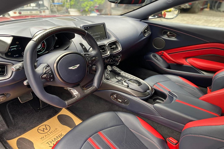 Hiện chưa rõ chiếc xe thể thao Aston Martin V8 Vantage từng của Minh Nhựa được rao bán lại với giá bao nhiêu, chỉ biết rằng, giá xe Aston Martin V8 Vantage chính hãng gần 15 tỷ đồng chưa bao gồm chi phí ra biển số và chiếc xe thể thao Anh quốc mang màu đỏ độc nhất Việt Nam còn sở hữu body kit Aston Martin Vantage AMR đình đám.