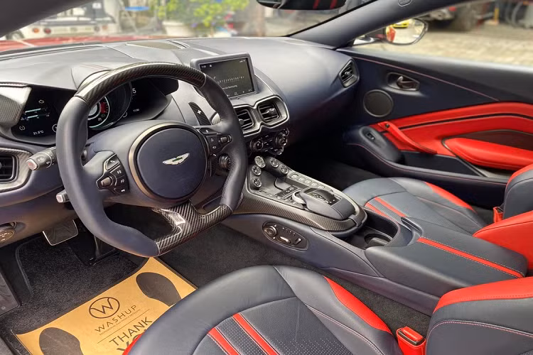 Hiện chưa rõ chiếc xe thể thao Aston Martin V8 Vantage từng của Minh Nhựa được rao bán lại với giá bao nhiêu, chỉ biết rằng, giá xe Aston Martin V8 Vantage chính hãng gần 15 tỷ đồng chưa bao gồm chi phí ra biển số và chiếc xe thể thao Anh quốc mang màu đỏ độc nhất Việt Nam còn sở hữu body kit Aston Martin Vantage AMR đình đám.