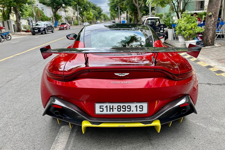 Như vậy, ước tính trung bình mỗi tháng, Aston Martin V8 Vantage của Minh Nhựa lăn bánh không quá 41 km. Được biết, lần hiếm hoi mà đại gia ngành nhựa cho xe Aston Martin V8 Vantage đi chơi xa nhất là từ Sài thành chạy ra Phan Thiết với quãng đường dài gần 200 km cho chiều đi còn chiều về, Minh "Nhựa" cho chiếc xe Aston Martin V8 Vantage nằm trên xe cứu hộ.