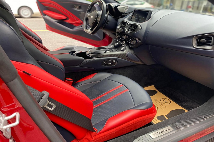 Ngay sau khi được Minh Nhựa bán đi, chiếc xe thể thao Aston Martin V8 Vantage này đã được trả về màu sơn nguyên bản của xe là đỏ cùng với khuếch tán gió sau được sơn màu vàng bắt mắt. Ngoại hình hay nội thất xe còn khá mới.