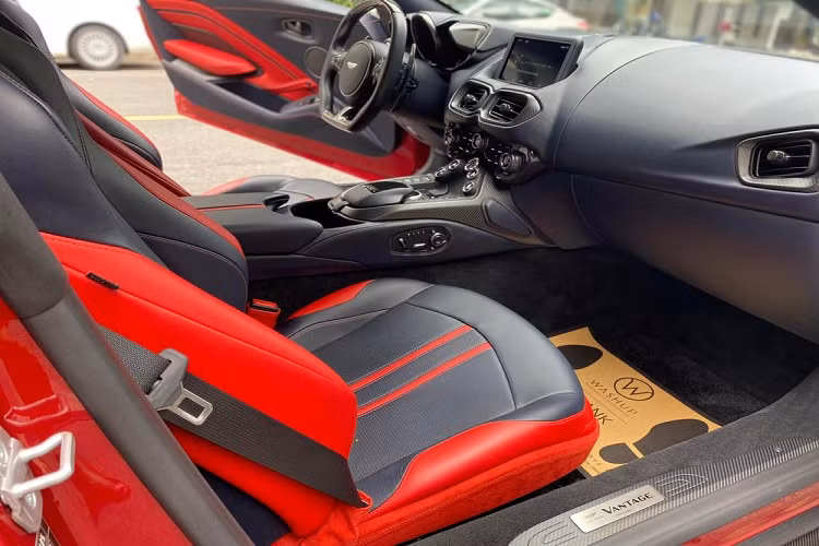 Ngay sau khi được Minh Nhựa bán đi, chiếc xe thể thao Aston Martin V8 Vantage này đã được trả về màu sơn nguyên bản của xe là đỏ cùng với khuếch tán gió sau được sơn màu vàng bắt mắt. Ngoại hình hay nội thất xe còn khá mới.