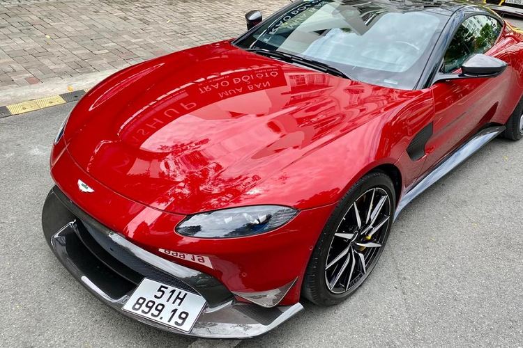 Nếu muốn trải nghiệm chiếc xe thể thao Aston Martin V8 Vantage duy nhất đang được rao bán tại Việt Nam, bạn cần phải biết được mẫu xe này chỉ có 2 ghế ngồi, khác với 4 chỗ ngồi của DB11, tuy nhiên, xe được trang bị động cơ ấn tượng hơn khi là trái tim V8, dung tích 4.0 lít, tăng áp kép tạo ra công suất tối đa 510 mã lực tại tua máy 6.000 vòng/phút và mô-men xoắn cực đại 685 Nm tại dải tua máy 2.000 - 5.000 vòng/phút.