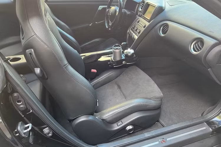 Ngoài ra, xe còn có hệ thống điều hòa hai vùng độc lập, hệ thống âm thanh Bose với hai loa siêu trầm được đặt ở giữa hai ghế sau. Xe còn độ thêm hộc đựng bình và gạt tàn xì gà mới ngay bên cạnh vị trí lái. Nissan GT-R R35 là 1 chiếc xe Coupe 2+2 với hàng ghế sau vẫn đủ chỗ cho người lớn, ở giữa 2 ghế có hộc đựng cốc và dàn âm thanh riêng.