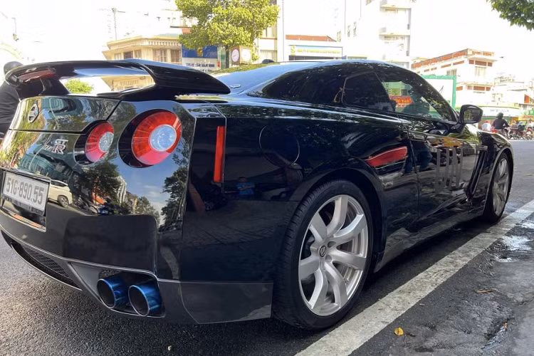 Theo một số nguồn tin, để sở hữu chiếc “xe đua đường phố” này, ông Đặng Lê Nguyên Vũ đã chi ra số tiền lên tới 8,7 tỷ đồng. Bổ sung thêm Nissan GT-R R35 vào bộ sưu tập xe của mình, Chủ tịch tập đoàn cafe Trung Nguyên gần như sở hữu tất cả xe sang, siêu xe ở mọi phân khúc.