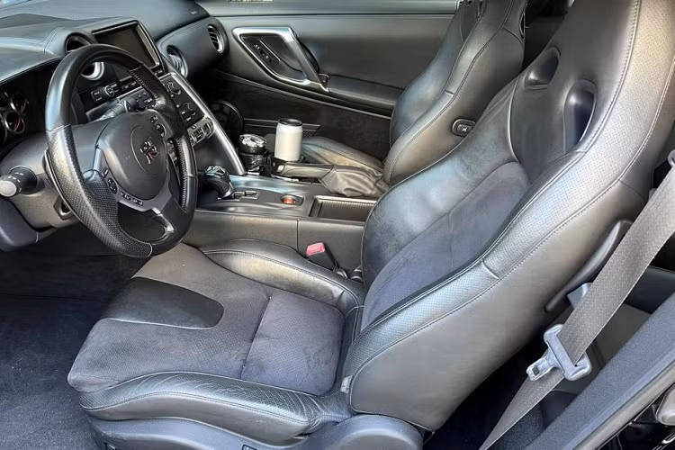 Tốc độ tối đa trên những chiếc Nissan GT-R là 309 km/h. Tại Việt Nam, hiện siêu xe Nissan GT-R hàng hiếm chỉ có 5 chiếc và đây là chiếc duy nhất có ngoại thất màu đen.