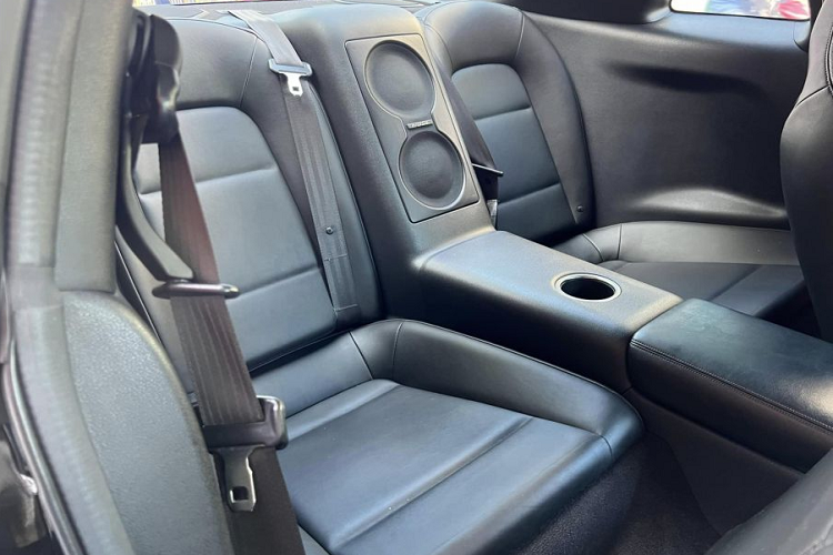 Ghế ngồi được bọc da màu đen kèm nỉ, kết hợp với chỉ khâu màu trắng và tích hợp khả năng chỉnh điện. Được mệnh danh là "sát thủ siêu xe”, Nissan GT-R R35 có hiệu năng ngang ngửa những mẫu siêu xe đắt tiền từ Ferrari hay Lamborghini nhưng giá bán lại rẻ hơn rất nhiều.