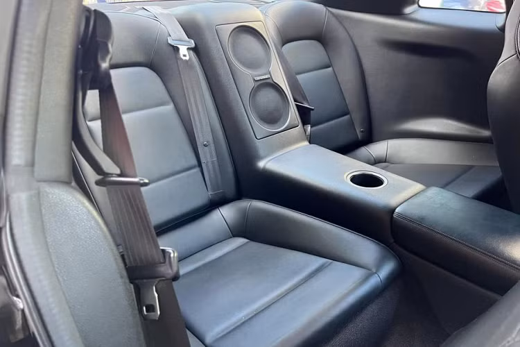 Ghế ngồi được bọc da màu đen kèm nỉ, kết hợp với chỉ khâu màu trắng và tích hợp khả năng chỉnh điện. Được mệnh danh là "sát thủ siêu xe”, Nissan GT-R R35 có hiệu năng ngang ngửa những mẫu siêu xe đắt tiền từ Ferrari hay Lamborghini nhưng giá bán lại rẻ hơn rất nhiều.