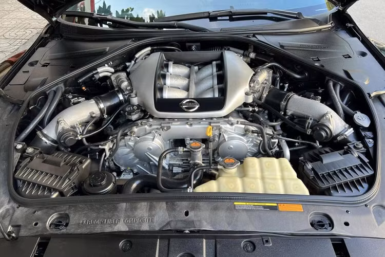 Nissan GT-R R35 được trang bị động cơ V6, dung tích 3,8 lít, tăng áp kép, "trái tim" này sản sinh công suất tối đa 480 mã lực tại vòng tua máy 6.400 vòng/phút và mô-men xoắn cực đại 588 Nm tại dải vòng tua máy 3.200 đến 5.200 vòng/phút