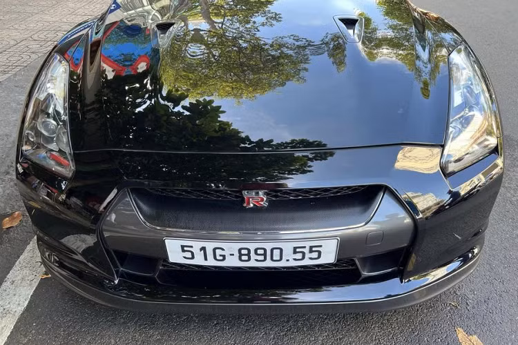 Nissan GT-R phiên bản R35 sử dụng hộp số ly hợp kép 6 tốc độ, tích hợp chức năng chuyển số bằng lẫy trên vô lăng cùng hệ truyền động 4 bánh toàn thời gian AWD. Siêu xe đường phố này chỉ mất khoảng 3,5 giây để tăng tốc lên 100 km/h từ vị trí xuất phát.