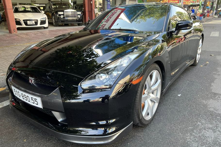 Chiếc Nissan GT-R R35 hàng hiếm này được nhập khẩu theo diện tư nhân và xuất hiện tại Hà Nội vào tháng 7/2015. Sau đó chiếc Nissan GT-R này được vận chuyển vào Đà Nẵng và định cư ở đây một thời gian dài. Cuối cùng xe được đưa vào TP.HCM từ tháng 3/2019 cho đến nay.