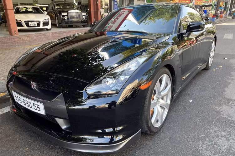Chiếc Nissan GT-R R35 hàng hiếm này được nhập khẩu theo diện tư nhân và xuất hiện tại Hà Nội vào tháng 7/2015. Sau đó chiếc Nissan GT-R này được vận chuyển vào Đà Nẵng và định cư ở đây một thời gian dài. Cuối cùng xe được đưa vào TP.HCM từ tháng 3/2019 cho đến nay.