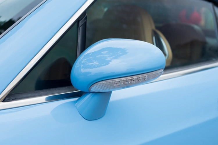 Phía sau nổi bật với cụm đèn pha dạng LED thiết kế hình oval giống với thiết kế của phần ống xả. Khi ấn vào logo hình chữ B, phần cốp của xe sẽ được mở lên.