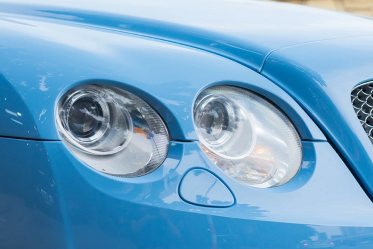 Phần đầu xe nổi bật với lưới tản nhiệt mạ chrome và cụm đèn pha tròn đặc trưng của Bentley. Cản trước nguyên bản đã được thay bằng loại của phiên bản Speed với phần hốc hút gió trung tâm to hơn.