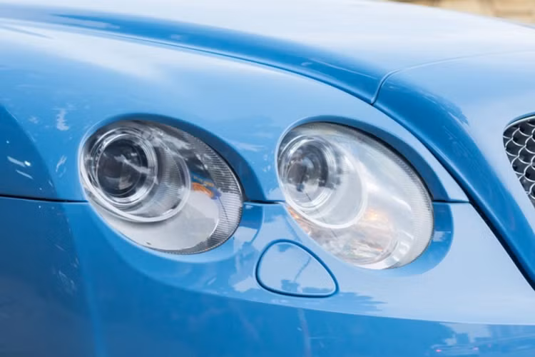 Phần đầu xe nổi bật với lưới tản nhiệt mạ chrome và cụm đèn pha tròn đặc trưng của Bentley. Cản trước nguyên bản đã được thay bằng loại của phiên bản Speed với phần hốc hút gió trung tâm to hơn.