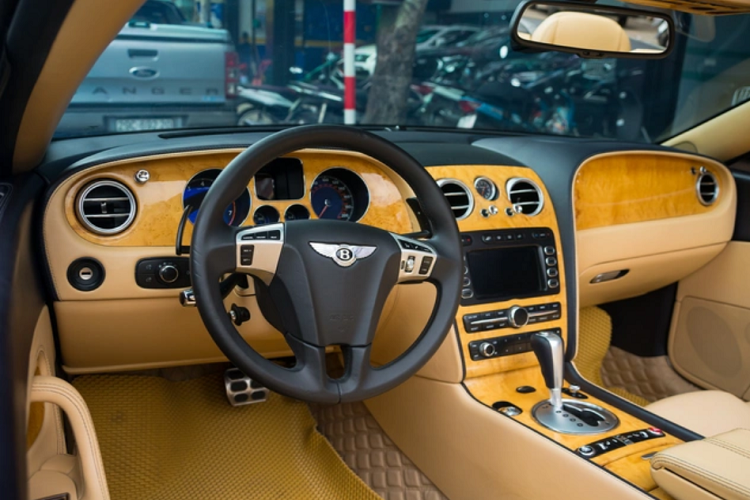 Nội thất của chiếc xe được bọc hoàn toàn bằng da với sự kết hợp màu kem và đen. Vô lăng của chiếc xe cũng thay mới của phiên bản mới, tích hợp nhiều nút bấm như điều khiển giọng nói, con lăn chỉnh màn mình, tăng giảm âm lượng.