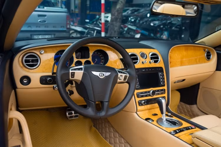 Nội thất của chiếc xe được bọc hoàn toàn bằng da với sự kết hợp màu kem và đen. Vô lăng của chiếc xe cũng thay mới của phiên bản mới, tích hợp nhiều nút bấm như điều khiển giọng nói, con lăn chỉnh màn mình, tăng giảm âm lượng.