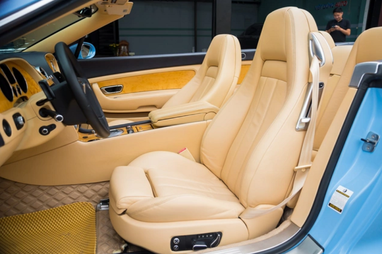 Sau hơn một thập kỉ sử dụng, chất lượng ghế da trên mẫu xe này vẫn còn tốt ngoài những nếp nhăn theo thời gian. Ghế ngồi là dạng chỉnh điện, nhớ 3 vị trí. Hệ thống giải trí AF/FM/CD kết nối đầu ra 12 loa. Màn hình trung tâm của Bxe là nơi mà tài xế có thể điều khiển các cài đặt về xe, cũng như các kết nối liên quan đến điện thoại, bản đồ, hỗ trợ điều hướng.