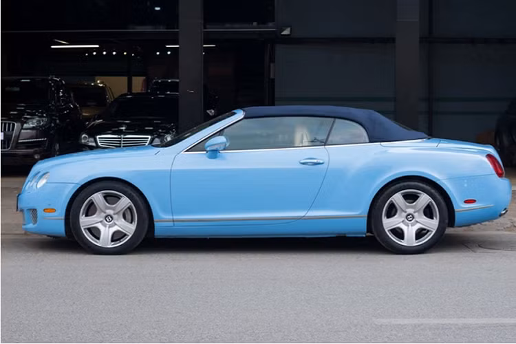 Bentley Continental GTC sử dụng động cơ W12 dung tích 6,0 lít tăng áp kép tạo ra 560 mã lực tại vòng tua 6.100 vòng/phút và mô-men xoắn cực đại đạt 650Nm tại vòng tua 1.600 vòng/phút. Chiếc xe cần tới 5,1 giây để đạt mốc 100 km/h và tốc độ tối đa lên tới 312 km/h.